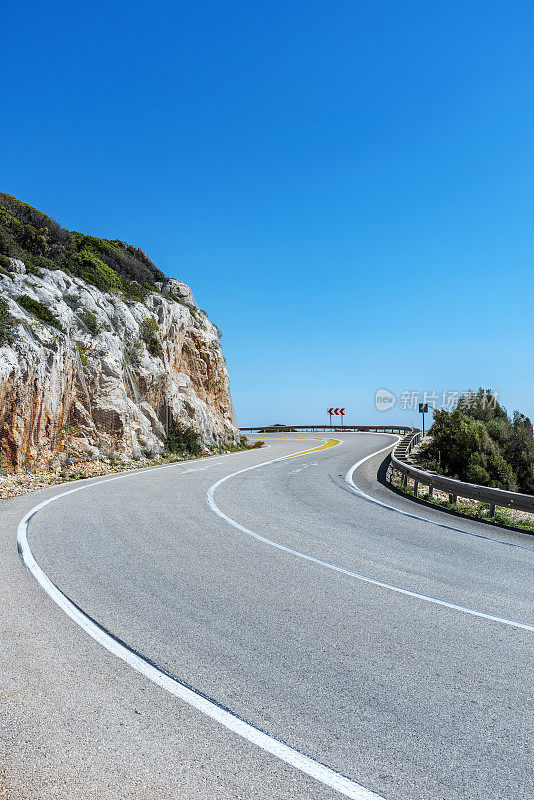 弯弯曲曲的道路，可以看到大海和天空