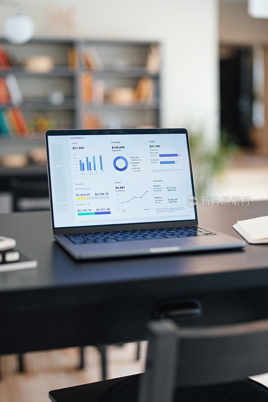 办公桌上笔记本电脑的特写照片