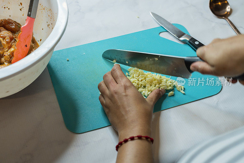 拉丁女厨师的职业，这是一个美味的食谱鸡肉香料在她的厨房