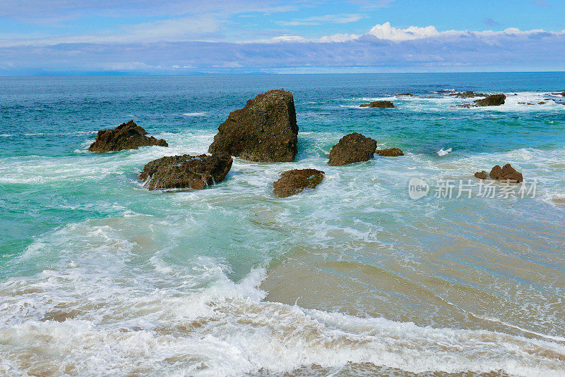 多岩石的海岸线