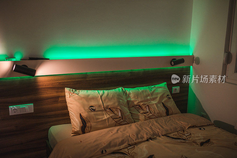 绿色霓虹灯下舒适的卧室