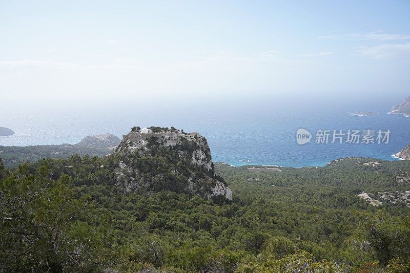 希腊罗德岛上风景如画的独石城堡