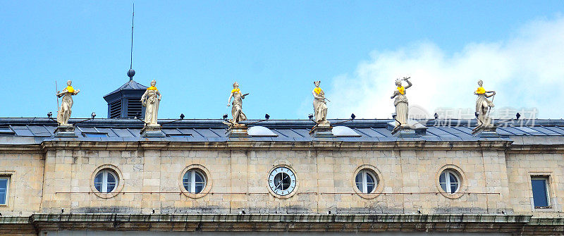 巴约纳市政厅的上方有六个寓言(右为自由)，代表着城市的主要经济和艺术活动:从左到右，分别是航海、工业、艺术、商业、天文学和农业