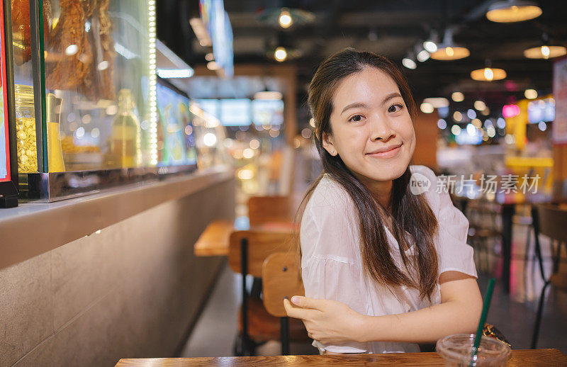 自信而坚定的年轻亚洲女商人微笑着展望未来