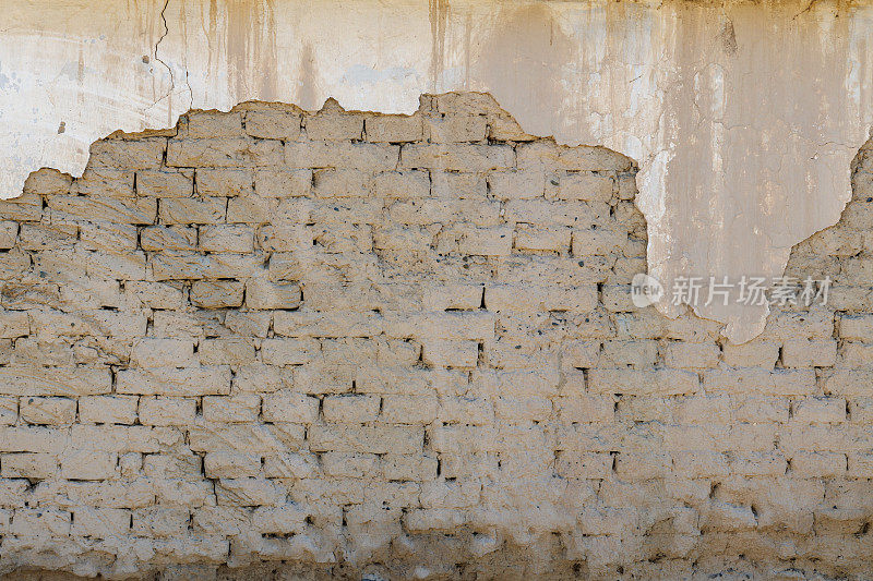 旧土坯房墙壁上的灰泥已剥落