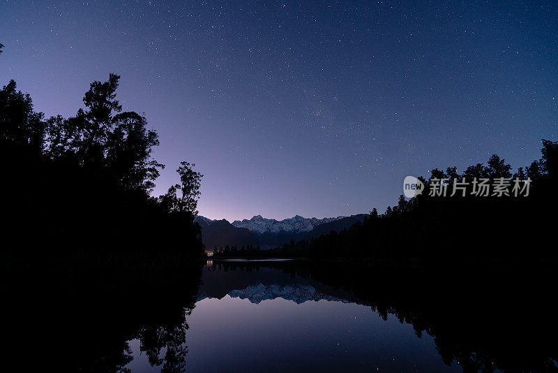 新西兰南岛马西森湖上的星星