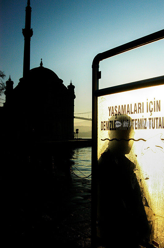 Ortaköy清真寺和日出时的人体剪影