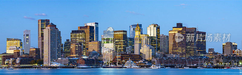 波士顿市中心天际线的全景，从东方看，日落，马萨诸塞州，美国