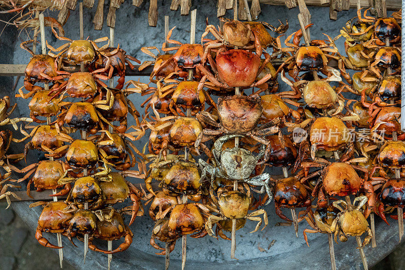 出售:无数的河蟹，绑在一根棍子上。八别国家公园，越南北部