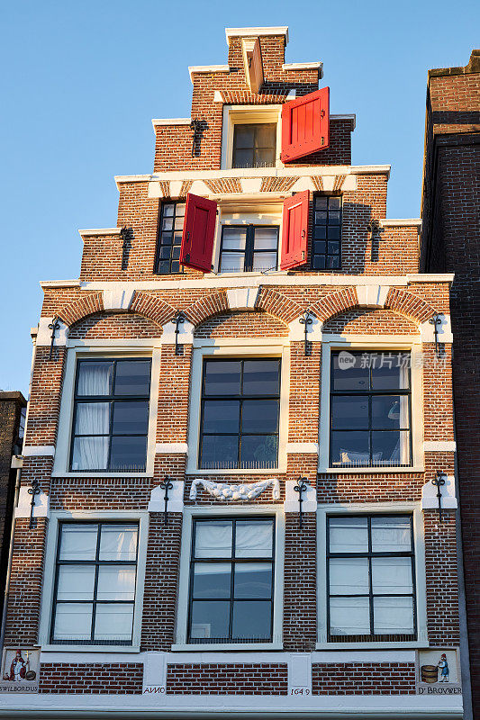 阿姆斯特丹运河上有红色木百叶窗的房子