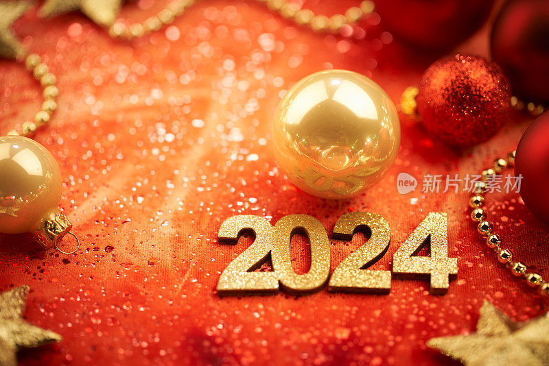 摘要反射2024:散焦圣诞灯在一个闪闪发光的节日背景