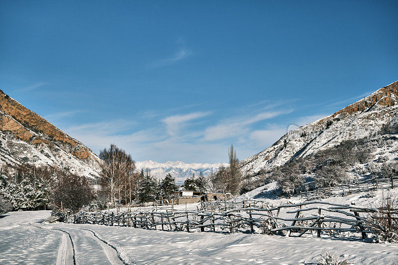 降雪后的冬季山景