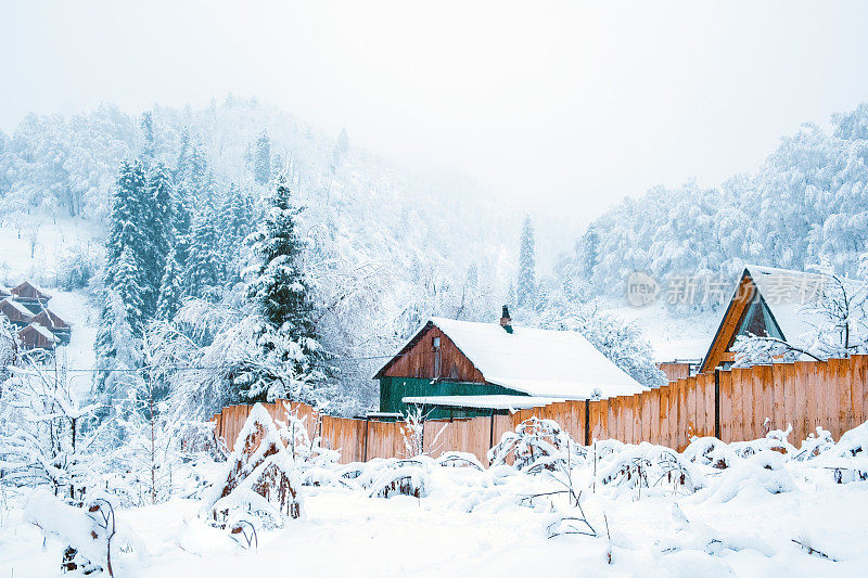 冬村在雪山脚下，在冬天下雪时的童话