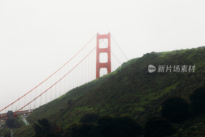 加州旧金山的金门大桥在晨雾中的高角度景色