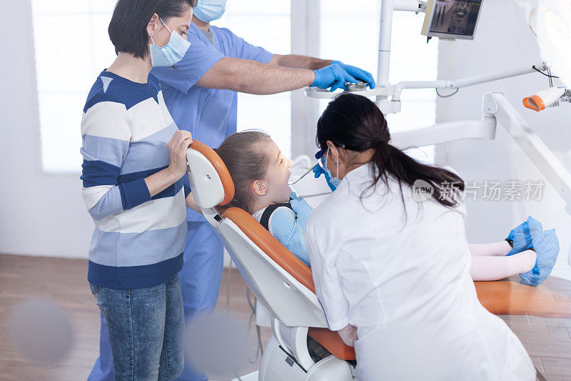 小孩正在接受牙医的龋齿治疗