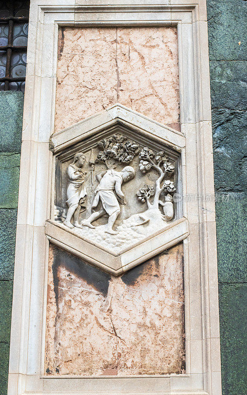 安德里亚·皮萨诺在意大利托斯卡纳佛罗伦萨钟楼上创作的《堕落后的亚当和夏娃》