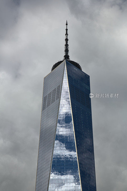 世界贸易中心一号大楼细节(高耸的玻璃和钢铁摩天大楼，反射云层和天空)曼哈顿市中心最高的建筑纽约市天际线建筑天线(旅行目的地)