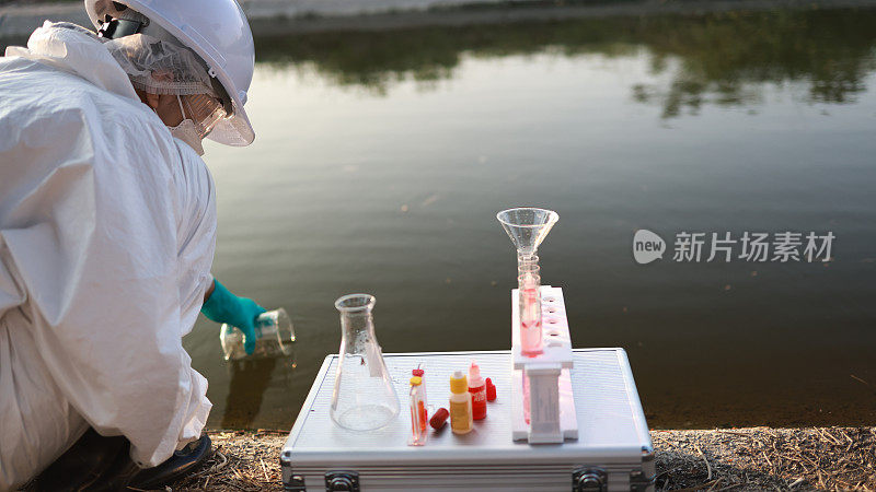 女科学家穿着化学防护服和个人防护装备收集有毒水样本，通过移动实验室测试进行测试，检查工业废水和环境废水