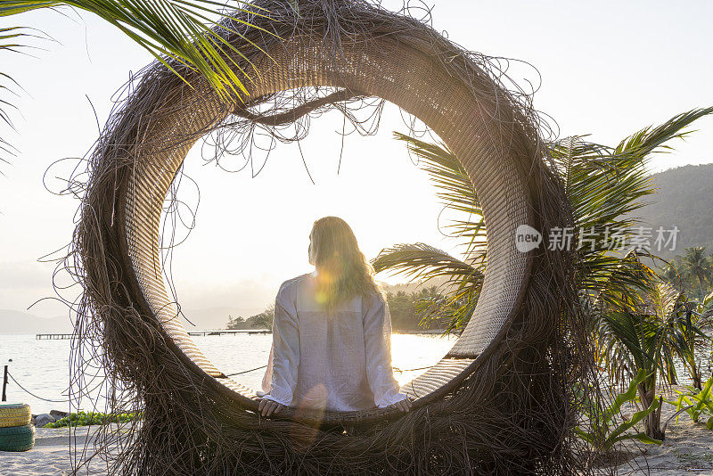 成熟的女人在水边围成一圈放松