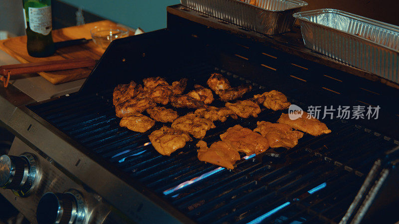 烤肉架上的一块块肉