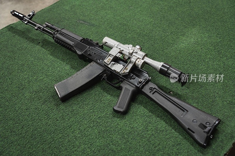 在射击场使用的带有光学瞄准镜的AK74m突击步枪。