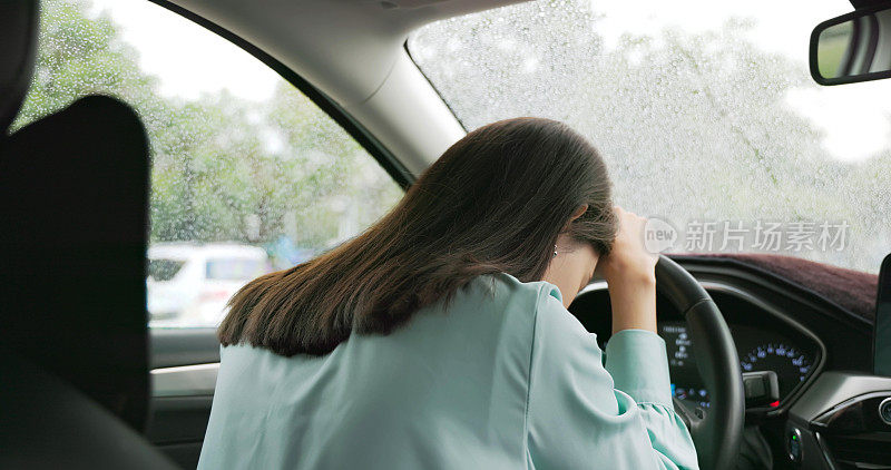 女商人在车里感到沮丧