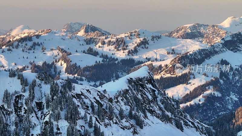 新鲜的粉雪覆盖了山峰