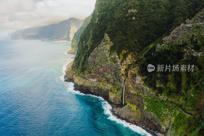 壮观的鸟瞰图瀑布从山上落入海洋