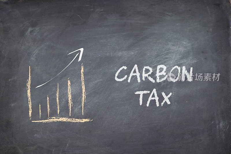 黑板背景下增加碳税的概念。政府政策环境问题。