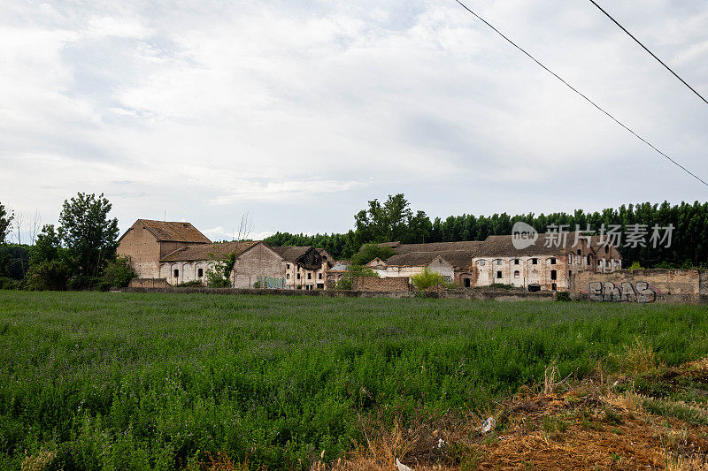 格拉纳达和科尔多瓦之间的卡米诺莫扎拉布沿路废弃的旧西班牙糖厂的废墟，在橄榄树林中依偎着小型家庭农场