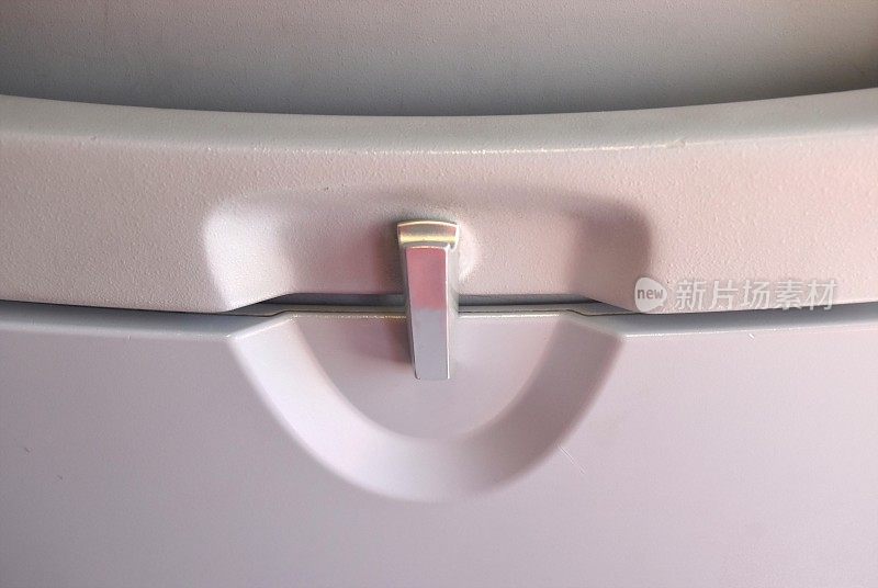封闭的食物托盘与锁定在座位上的飞机背景和纹理