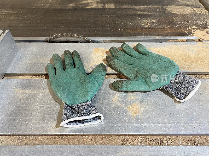 圆锯工作台上的工作手套