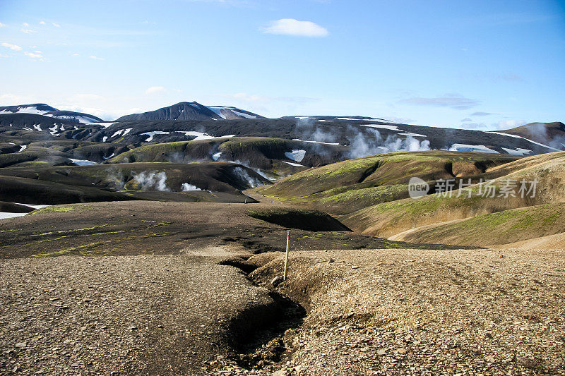 冰岛Laugevegur步道起点的Landmannalaugar周围起伏的、色彩斑斓的山脉