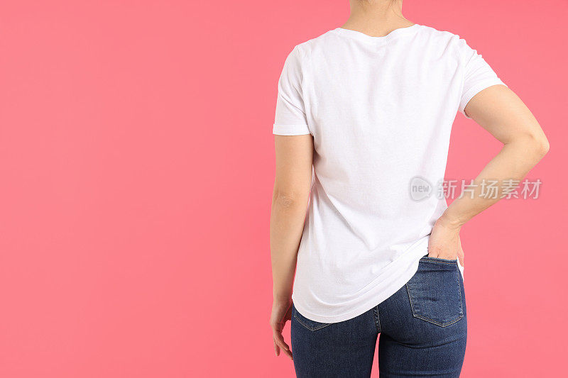 粉色背景上穿白色t恤的女人