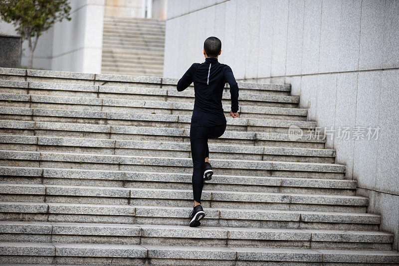 健身女子在城市里跑上楼梯