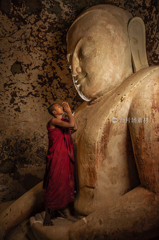 缅甸，初出茅庐的佛教僧侣在寺庙里沉思