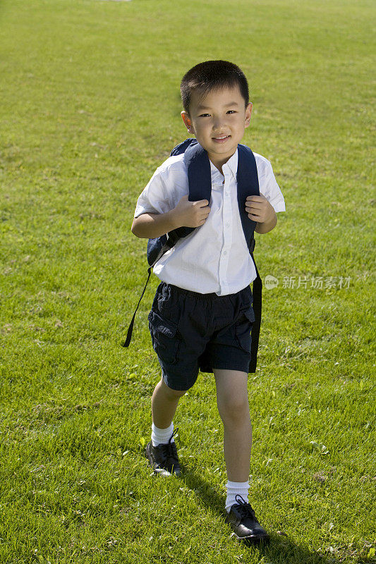 在草地上行走的小学生