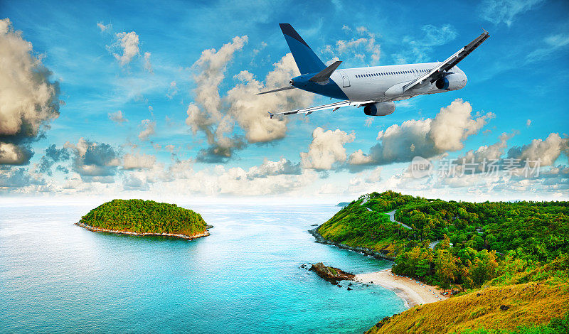 飞机在热带度假胜地上空