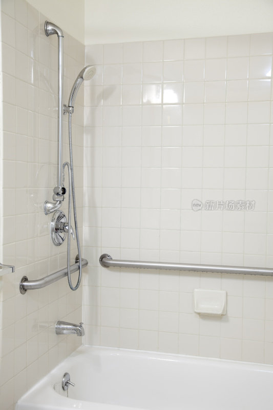 白色瓷砖浴室浴缸淋浴与扶手为残疾人