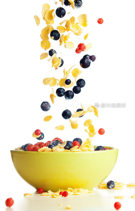 飞向碗里的玉米片和浆果