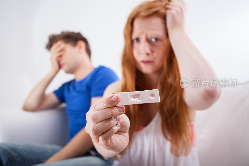 怀孕测试呈阳性的受惊少女