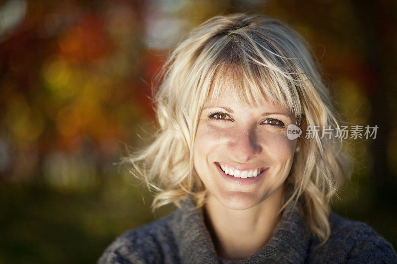 一个成熟女人对着镜头微笑的肖像