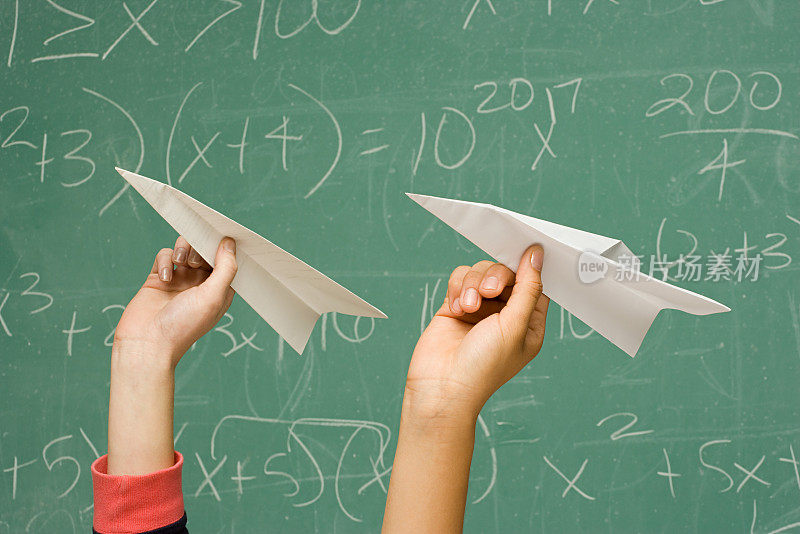 两个学生正要扔纸飞机
