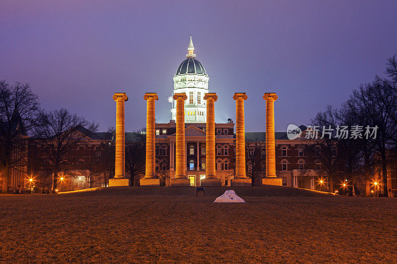 密苏里大学大楼前的柱子