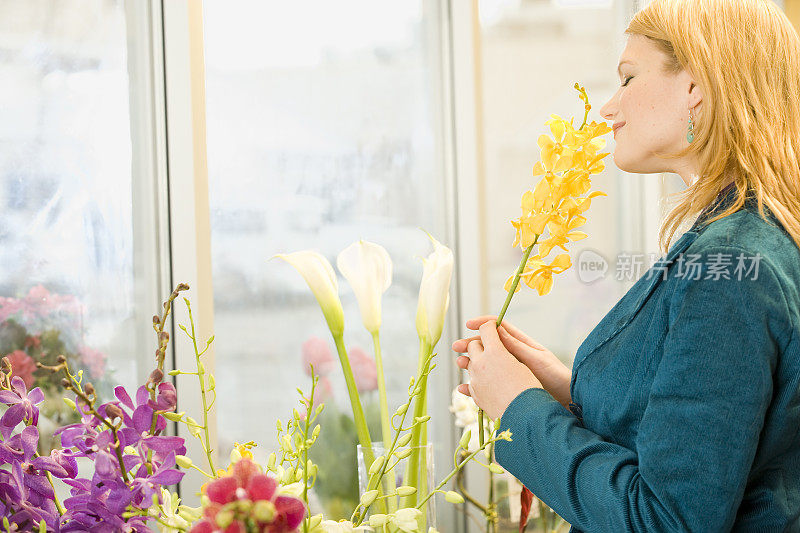 女人闻花零售花店