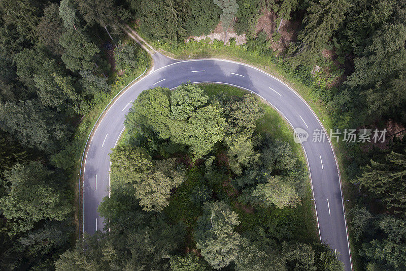 道路在森林里转弯。鸟瞰图。