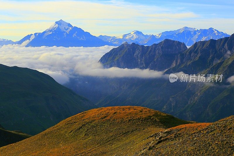 田园诗般的勃朗峰阿尔卑斯景观日出之上的云和山谷