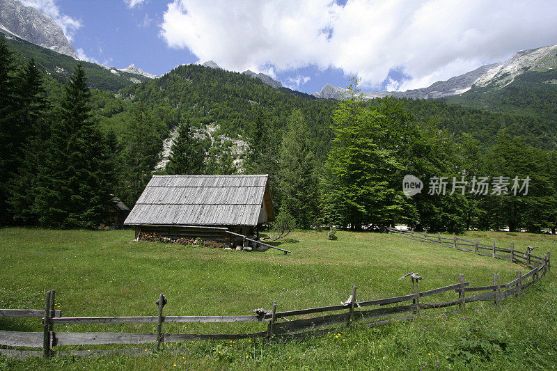 在阿尔卑斯山中部的牧羊人小屋