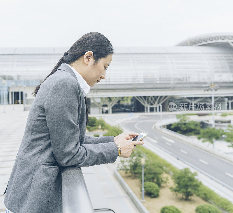 亚洲女性使用手机