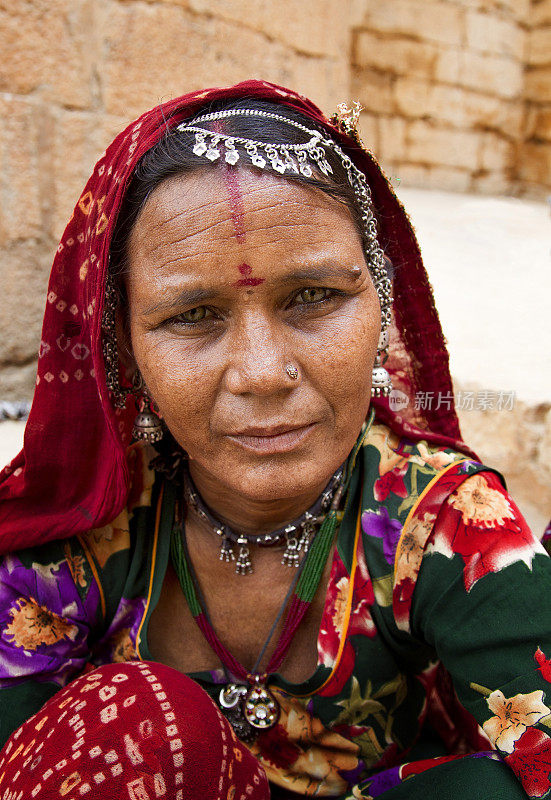 来自拉贾斯坦邦的传统印度妇女